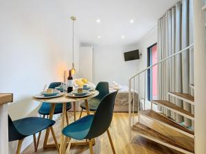 a dining room with a table and chairs at Avo Maria 2 House by AH in Senhora do Rosário