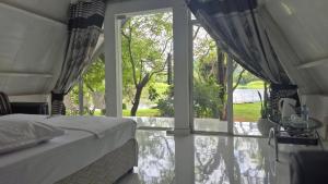 Ένα ή περισσότερα κρεβάτια σε δωμάτιο στο Samabe Lake