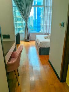 a bedroom with a bed and a large window at Sky Suite KLCC Apartment klcc in Gua Sai