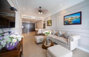 Χώρος καθιστικού στο 2 Bedroom Luxury Condo Free Pool Free Airport pick up