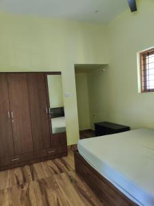 Un pat sau paturi într-o cameră la Renu's Inn