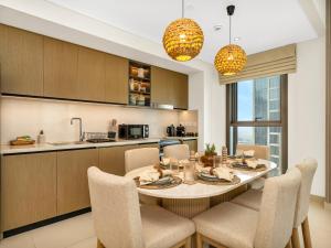 Køkken eller tekøkken på Sky High 2-Bedroom Apartment Stunning Opera & Downtown Views Opp Dubai Mall