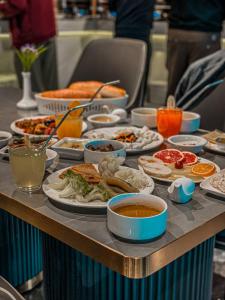 Una mesa con un montón de comida encima en Rek Holiday Hotel, en Erbil