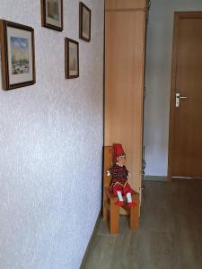 un soldat de plomb assis sur une chaise dans un couloir dans l'établissement An-der-Stadtmauer, à Fladungen