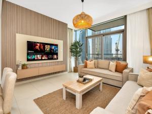 Et tv og/eller underholdning på Sky High 2-Bedroom Apartment Stunning Opera & Downtown Views Opp Dubai Mall