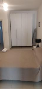 Ένα ή περισσότερα κρεβάτια σε δωμάτιο στο Luxury one bedroom Apartment with Castle view