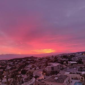 Η ανατολή ή δύση του ηλίου όπως φαίνεται από αυτό το διαμέρισμα ή από εκεί κοντά