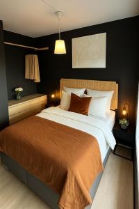 ein Schlafzimmer mit einem großen Bett mit einer orangefarbenen Decke in der Unterkunft A Place To Stay Stavanger, apartment 4 in Stavanger