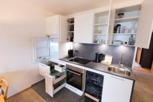 Nhà bếp/bếp nhỏ tại Apartment Wiesenhof - NATUR & WEITBLICK über Innsbruck - Ladestation für Elektroautos