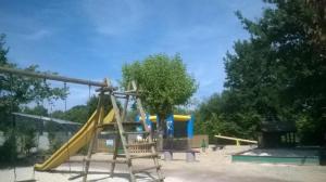 un parque infantil con tobogán amarillo en Camping 4 étoiles - Piscine - ccb0bif, en Apremont