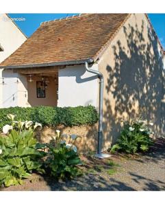 a small house with a gutter istg at Au Gîte Savignéen in Savigné-lʼÉvêque