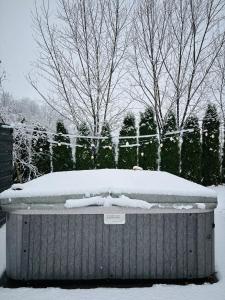 a large tub covered in snow in a yard at Skandynawia in Uherce Mineralne