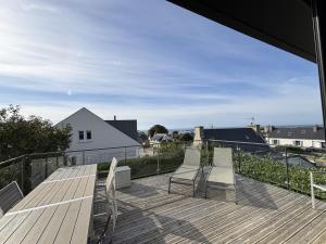 una terraza con 2 sillas en la parte superior de una casa en Armor, en Bonne Nouvelle