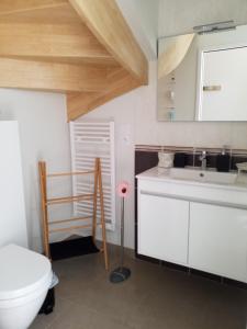 Un baño con lavabo blanco y inodoro. en Armor, en Bonne Nouvelle