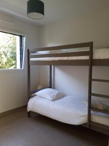 Un dormitorio con dos literas y una ventana. en Armor, en Bonne Nouvelle