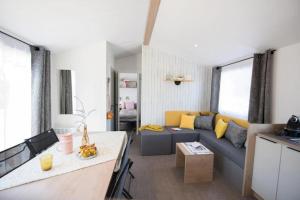 Posezení v ubytování Camping 4 étoiles - Piscine - ccaaeah