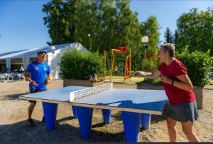 twee mannen die rond een tafeltennistafel staan bij Euro Mobil B16 in Boofzheim