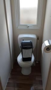 een zwarte aktetas op een toilet onder een raam bij Euro Mobil B16 in Boofzheim