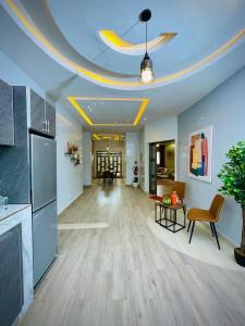 een woonkamer met een plafond met een gele streep bij VillAïda Appartement 001 in Darou Rhamane