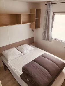 Postel nebo postele na pokoji v ubytování Camping 3 étoiles - ccaffib + 7 fotografií