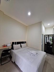 Ένα ή περισσότερα κρεβάτια σε δωμάτιο στο TRAM - The Seturan Raya Eksklusif Rooms