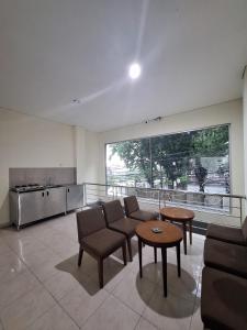 Η κουζίνα ή μικρή κουζίνα στο TRAM - The Seturan Raya Eksklusif Rooms