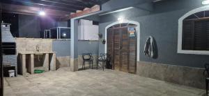 eine Küche mit 2 Stühlen und einer Holztür in der Unterkunft Casa Pouso Aconchego Para Ti - pertinho de Trindade com conforto e churrasqueira in Paraty + 53 Fotos