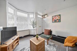 Et opholdsområde på Modern Bletchley home with stylish decor + 12 billeder