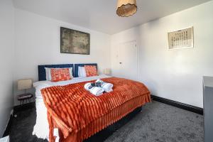 Ένα ή περισσότερα κρεβάτια σε δωμάτιο στο Modern Bletchley home with stylish decor