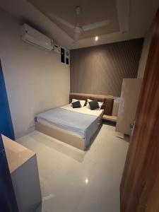 un dormitorio con una cama en una habitación en Amaar hotel, en Rāmnagar
