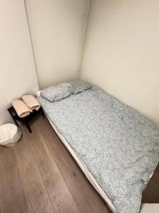 - un petit lit dans un coin de chambre dans l'établissement Guesthouse good location, à Oslo