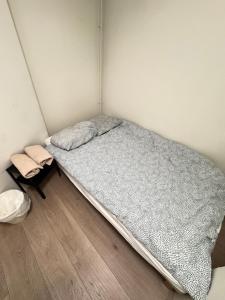 - un petit lit dans un coin de chambre dans l'établissement Guesthouse good location, à Oslo 16 autres photos