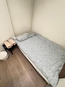 - un petit lit dans un coin de chambre dans l'établissement Guesthouse good location, à Oslo