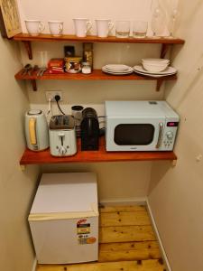 un microondas sentado en un estante en una cocina en Birdsland Suite, en Belgrave Heights