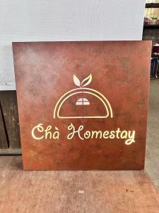 une pancarte indiquant « anniversaire de la Chine » sur un plancher en bois dans l'établissement Chà Homestay, à Bắc Yên