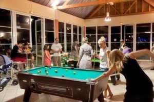 Eine Frau spielt Billard in einem Raum mit anderen Personen in der Unterkunft Camping 5 étoiles - Parc aquatique - eebfed in Sainte-Catherine-de-Fierbois + 115 Fotos