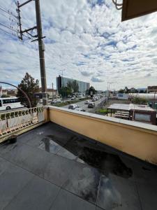 a balcony with a view of a city street at Le Toit des Volcans - 8 couchages - Terrasse privée et Wifi in Clermont-Ferrand