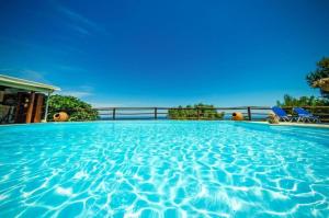 Bazén v ubytování Villa Poseidon Master Suite nebo v jeho okolí