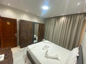 un dormitorio con una cama con un dibujo de un cisne. en Golden Memphis Cairo Hotel, en El Cairo