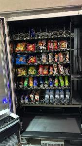 un réfrigérateur rempli de beaucoup de nourriture et de boissons dans l'établissement Suger Suite Sea View جناح سطح القمر اطلاله بحريه, à Djeddah
