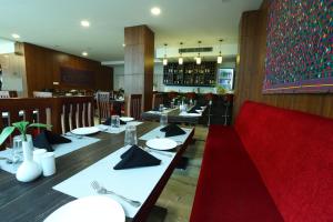 un comedor con una mesa larga en un restaurante en DEWALING by Laughing Lama Hotels, en Phuntsholing 23 fotos más