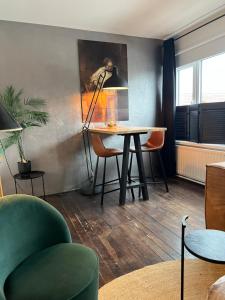 Habitación con mesa, sillas y lámpara. en Studio 3, en Axel