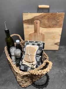 una cesta de mimbre con una botella de vino y una tabla en Studio 3, en Axel