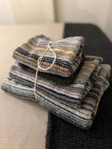 dos pilas de toallas sentadas en una mesa en Studio 3, en Axel