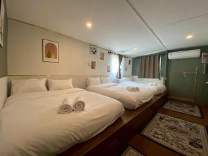 ein Schlafzimmer mit zwei Betten mit Handtüchern darauf in der Unterkunft Grand Bangsaen Hotel in Bangsaen