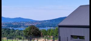 un edificio con vista sul lago e sulle montagne di Villa Panorama a Żywiec