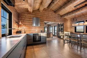 eine Küche mit Holzwänden sowie einem Tisch und Stühlen in der Unterkunft Trysilsetra 35 in Trysil