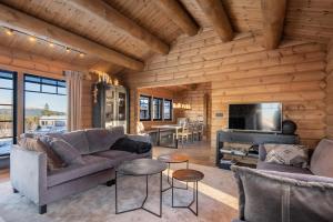 ein Wohnzimmer mit Sofa und Fernseher in der Unterkunft Trysilsetra 35 in Trysil