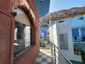 Nespecifikovaný výhled na hory nebo výhled na hory při pohledu z penzionu