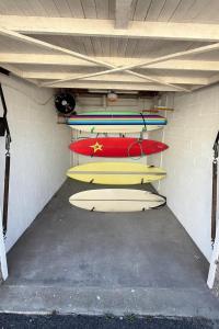 布鲁堡史特兰Modern Duplex Fully Air-Conditioned near Beach的一堆冲浪板挂在墙上